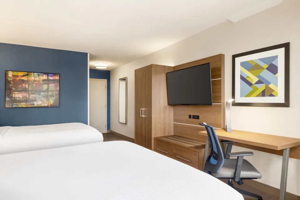 Holiday Inn Metrotown — Guestrooms & Corridors — 2 Queen Suite