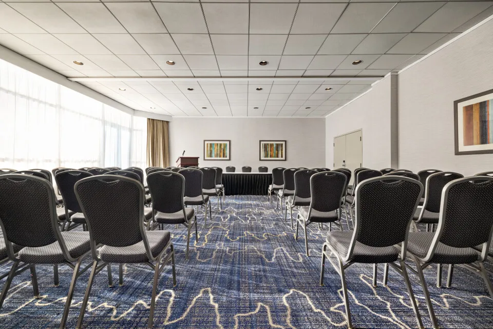 Holiday Inn Metrotown — Guestrooms & Corridors — Capilano Suite