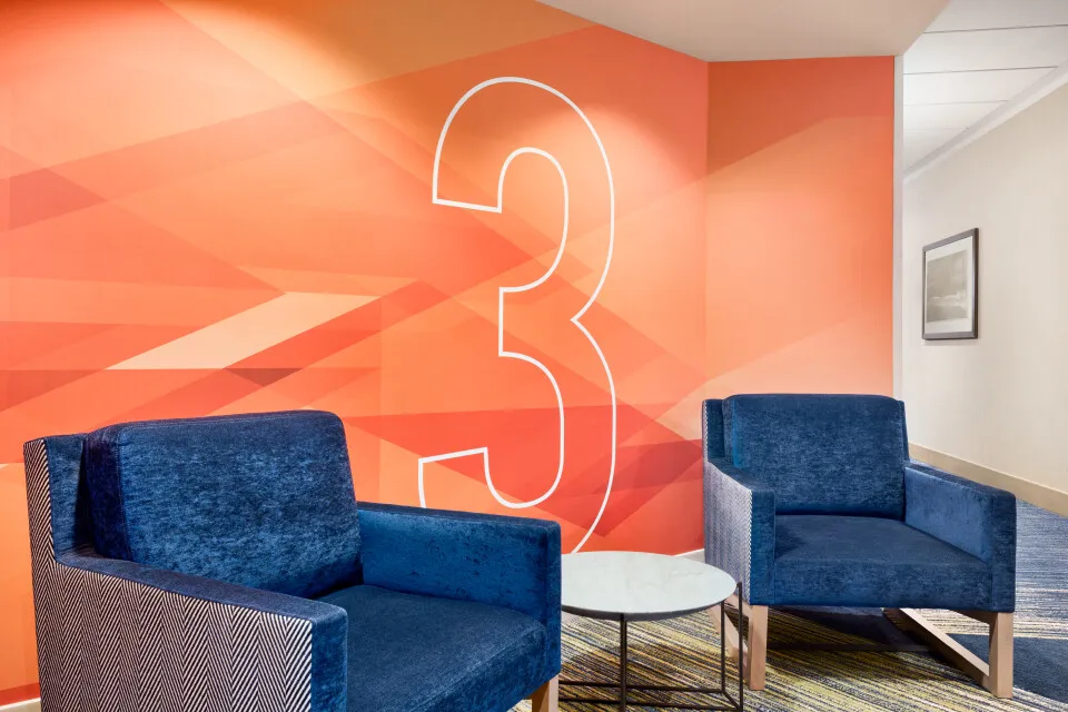 Holiday Inn Metrotown — Guestrooms & Corridors — Details Hallway