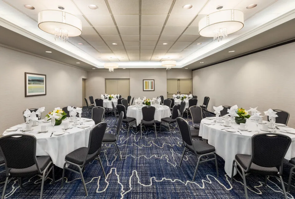 Holiday Inn Metrotown — Guestrooms & Corridors — Fraser North