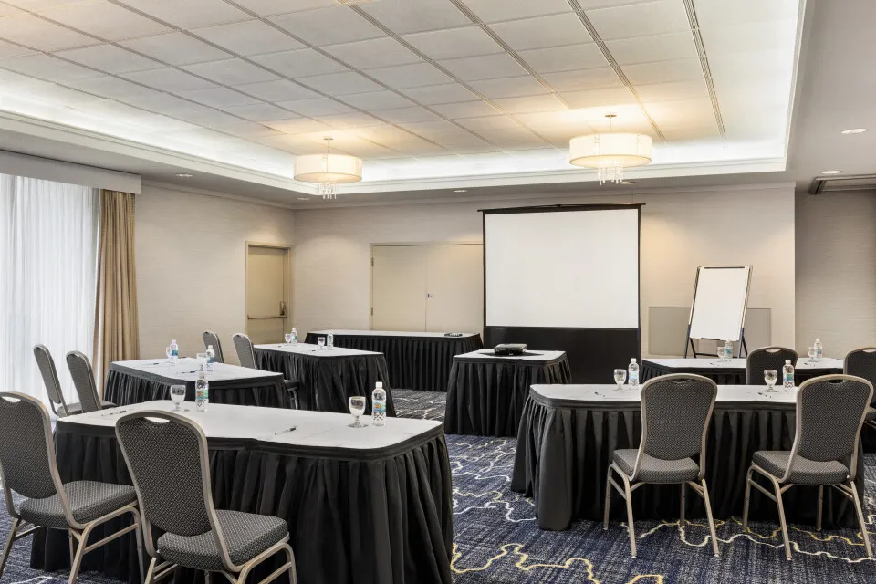 Holiday Inn Metrotown — Guestrooms & Corridors — Fraser South