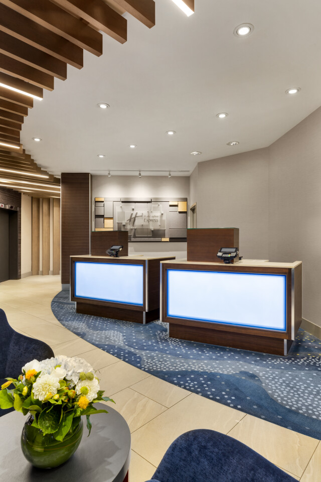Holiday Inn Metrotown — Guest Rooms & Corridors — Front Desk