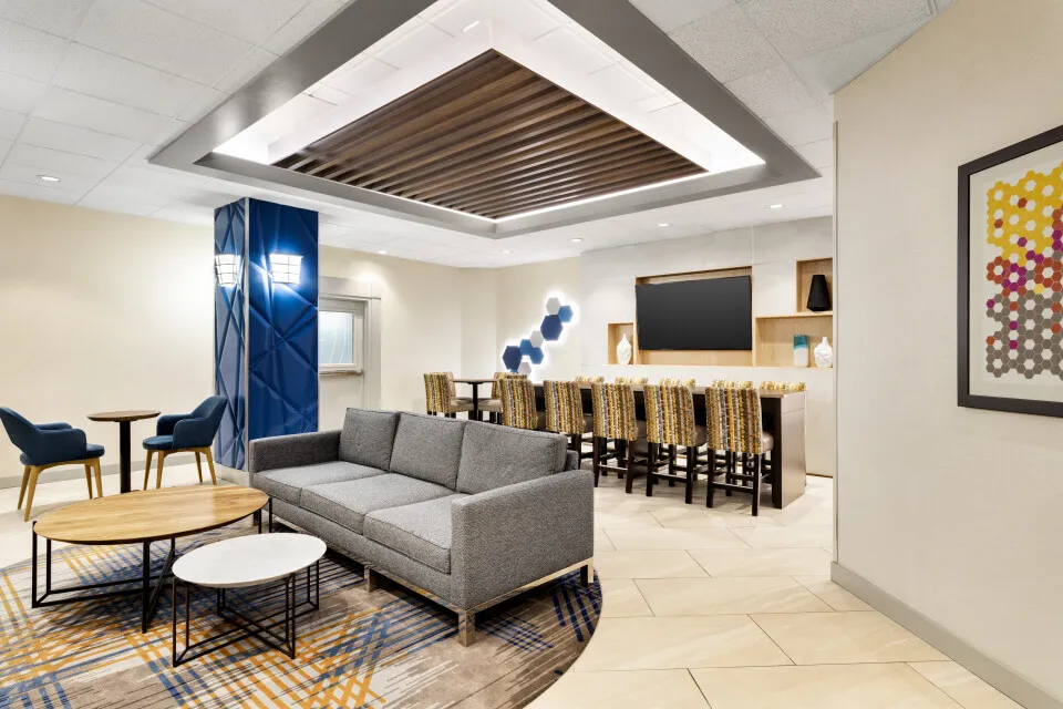 Holiday Inn Metrotown — Guestrooms & Corridors — Great Hall Guest Lounge