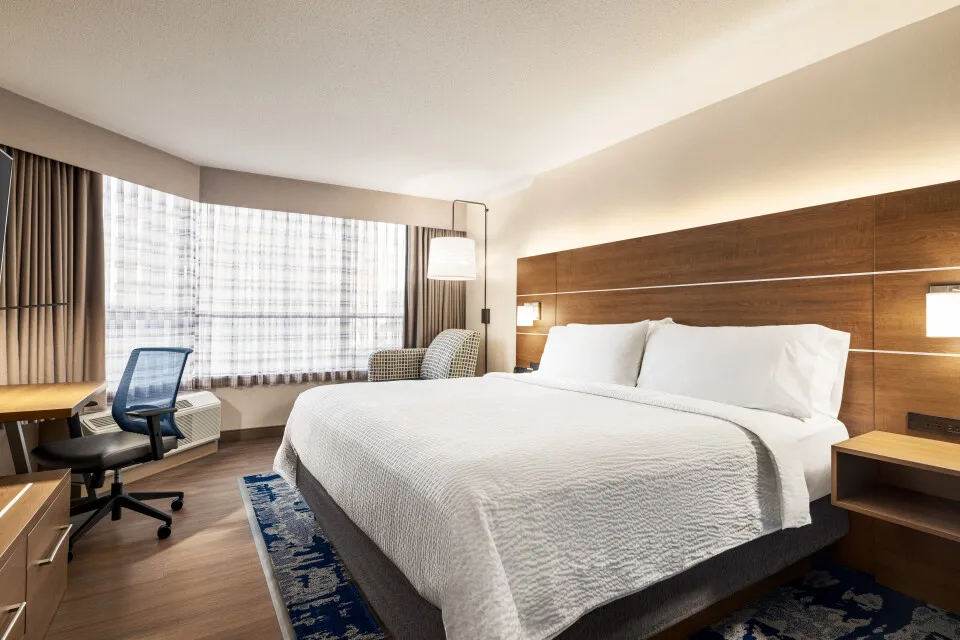 Holiday Inn Metrotown — Guestrooms & Corridors — King Suite 1