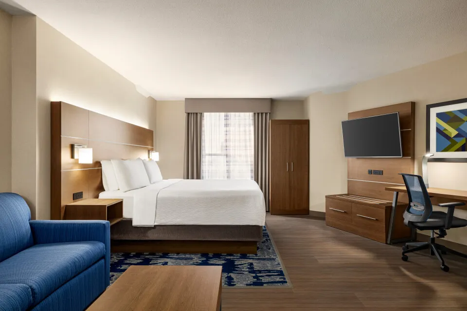 Holiday Inn Metrotown — Guestrooms & Corridors — King Suite with Sofabed