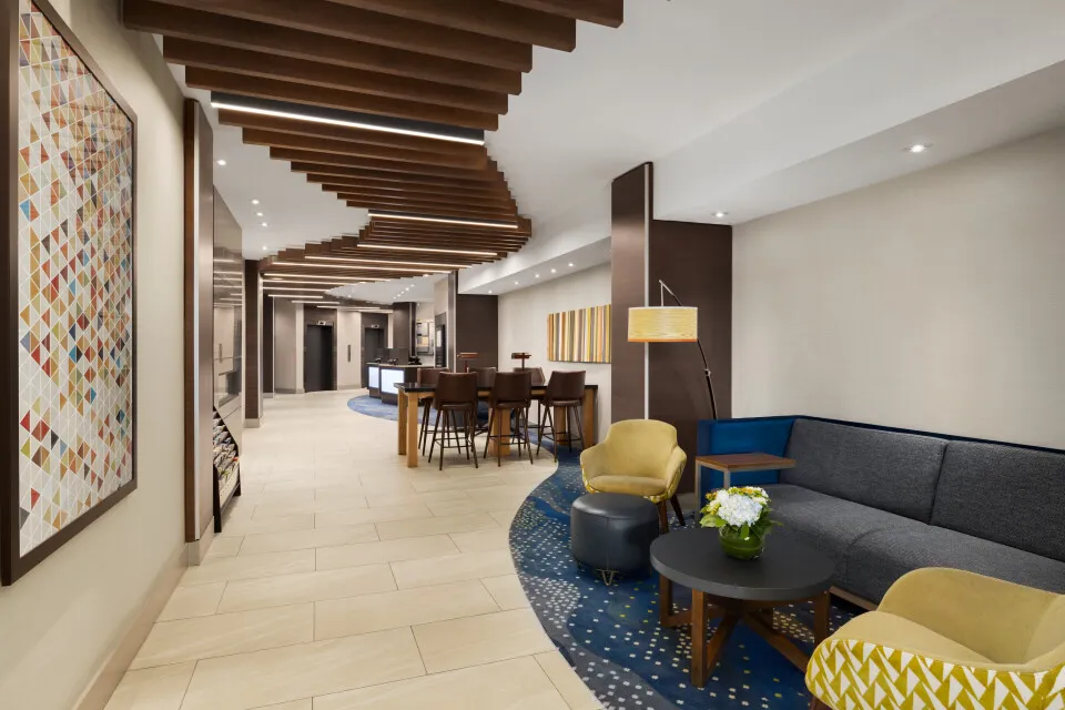 Holiday Inn Metrotown — Guestrooms & Corridors — Lobby