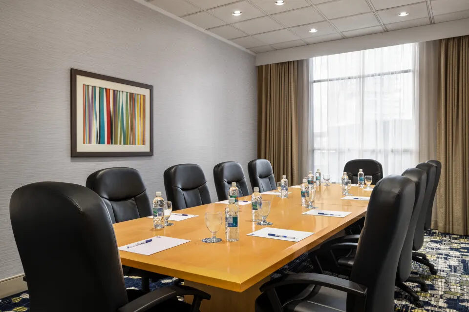 Holiday Inn Metrotown — Guestrooms & Corridors — Seymour Suite