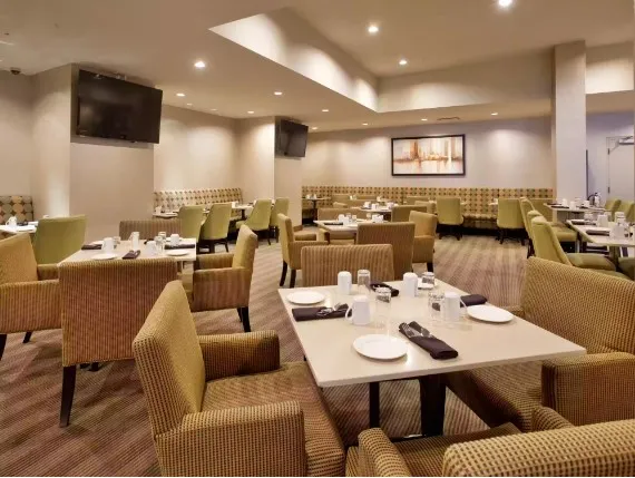 Holiday Inn West Broadway Restaurant — interior