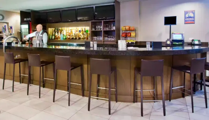 Holiday Inn West Broadway Restaurant — interior