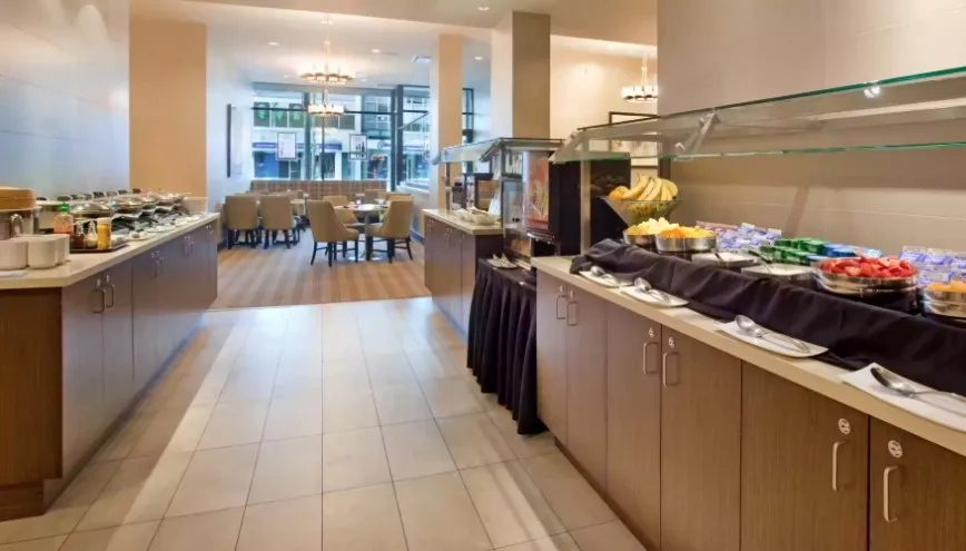 Holiday Inn West Broadway Restaurant — interior