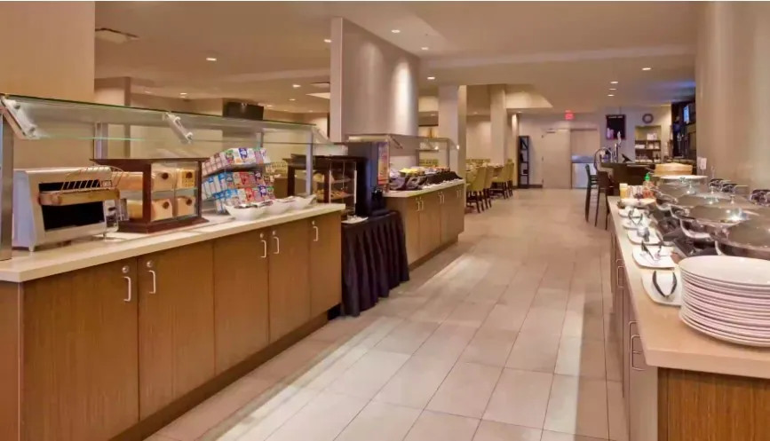 Holiday Inn West Broadway Restaurant — interior