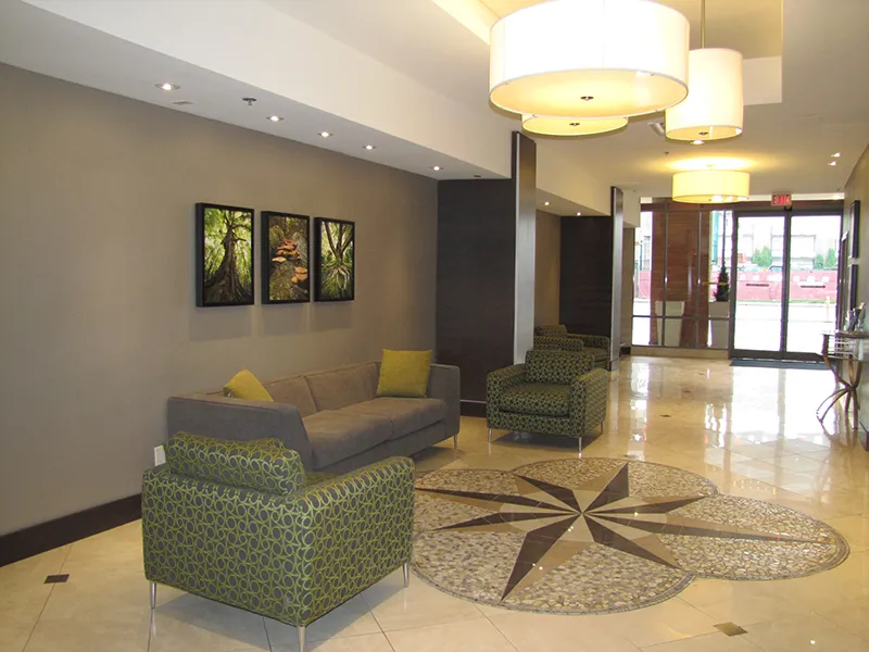 Holiday Inn Metrotown — Lobby & Restaurant — metrotownholidayinn10