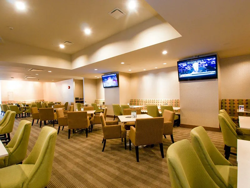 Holiday Inn Metrotown — Lobby & Restaurant — metrotownholidayinn11
