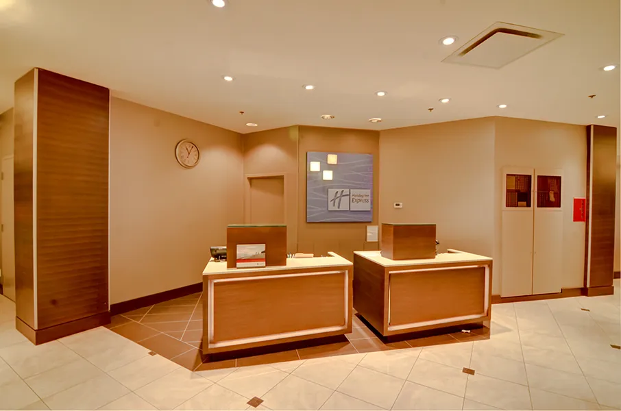 Holiday Inn Metrotown — Lobby & Restaurant — metrotownholidayinn4