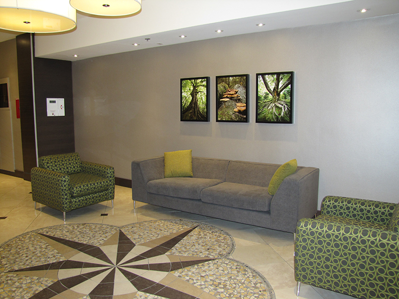 Holiday Inn Metrotown — Lobby & Restaurant — metrotownholidayinn5