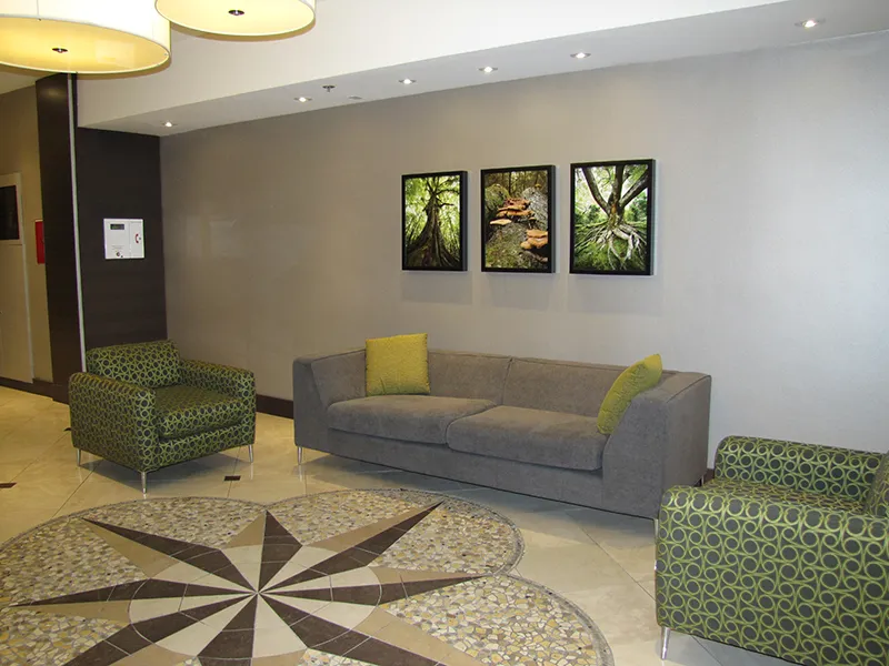 Holiday Inn Metrotown — Lobby & Restaurant — metrotownholidayinn5
