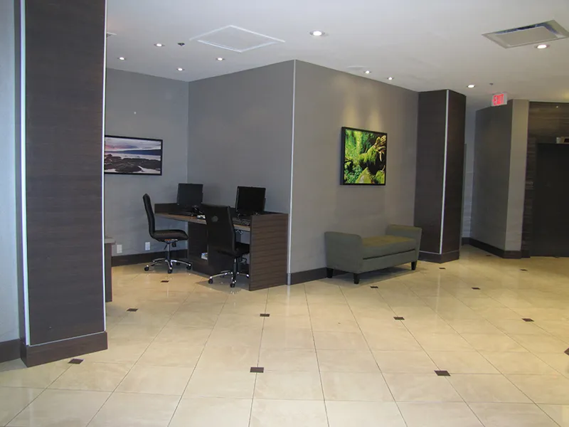 Holiday Inn Metrotown — Lobby & Restaurant — metrotownholidayinn7