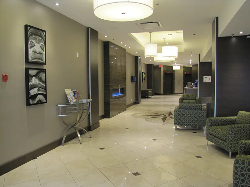 Holiday Inn Metrotown — Lobby & Restaurant — metrotownholidayinn8