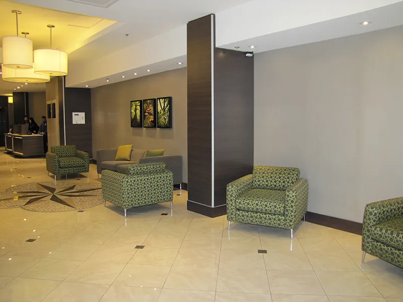 Holiday Inn Metrotown — Lobby & Restaurant — metrotownholidayinn9